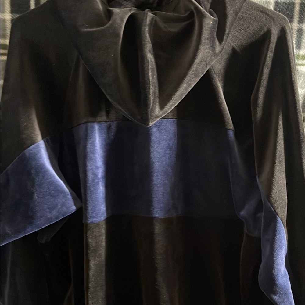 Champion Black and Blue Sweatshirt with Color Block Design
Free with any bundle - Picture 3 of 4
